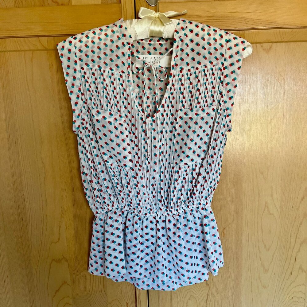 Sleeveless pleated blouse in double polka dot print